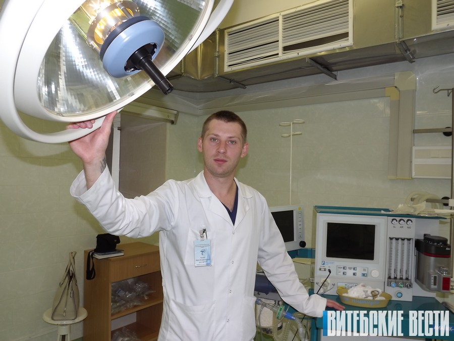 О таких говорят «хирург от Бога». В Городокской центральной больнице спасает жизни молодой врач