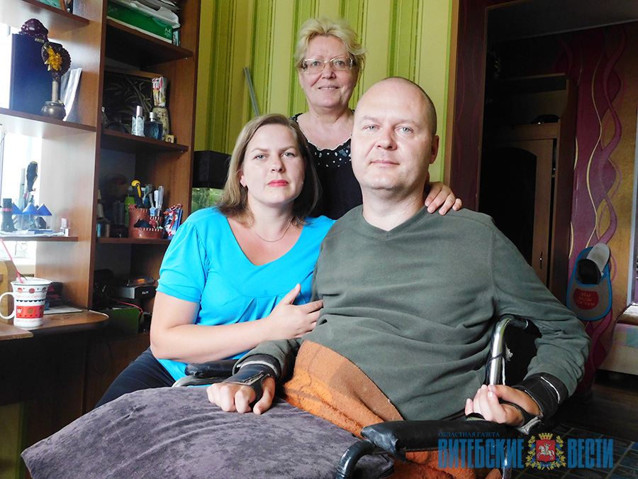 «Ты на мне женишься, и все будет правильно». История инвалида из Постав, который нашел свою любовь