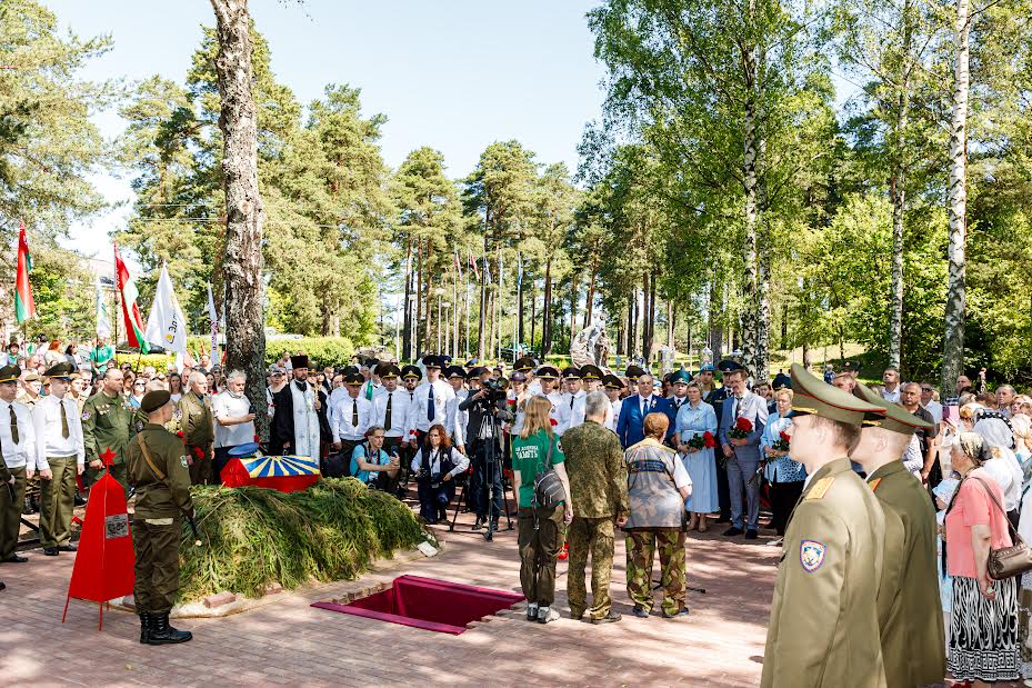 Обрел покой спустя 84 года. Останки летчика Симона Осадчева перезахоронили в Новополоцке