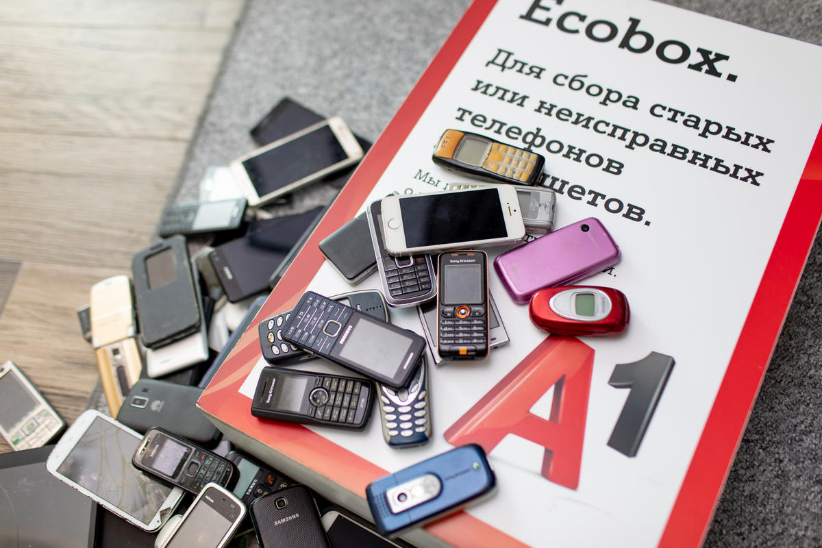 Два новеньких iPhone 14 ProMax ждут своих хозяев. Осталось еще два розыгрыша инициативы «ЭкоДвиж» от А1