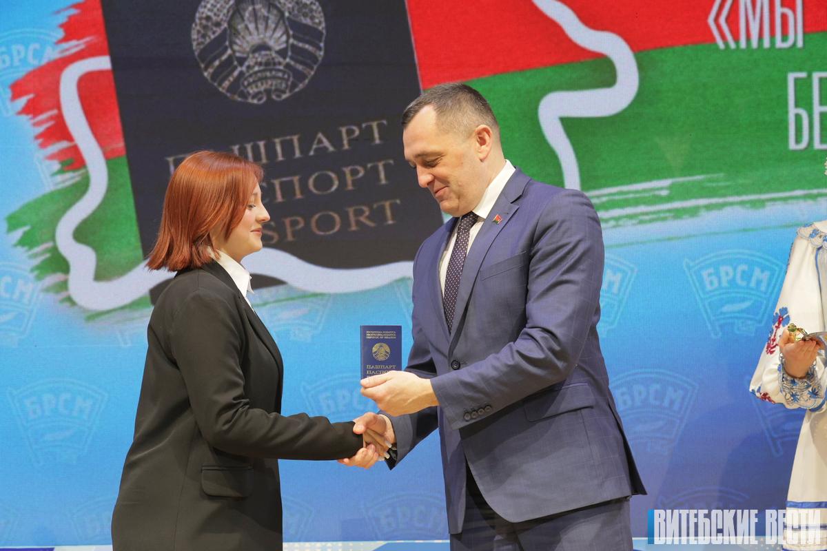 В Витебске Александр Субботин вручил паспорта талантливой и одаренной молодежи